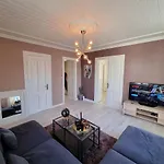 Modern And 2 Bedroom W/king Beds + Free Parking 公寓