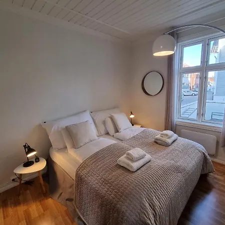 Modern And 2 Bedroom W/king Beds + Free Parking