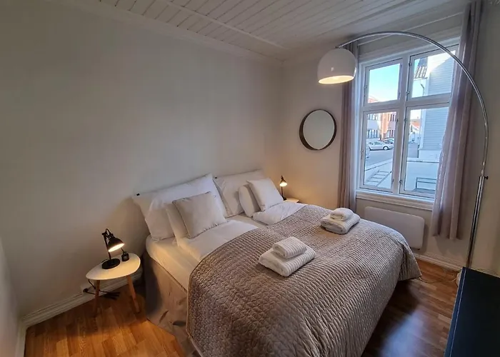 Modern And 2 Bedroom W/king Beds + Free Parking