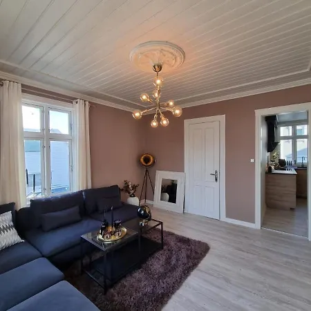 Modern And 2 Bedroom W/king Beds + Free Parking *