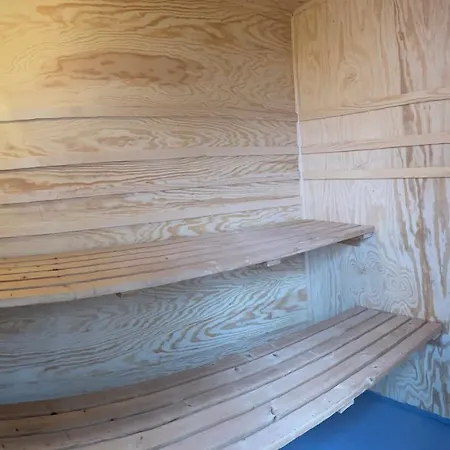 Modern And 2 Bedroom W/king Beds + Free Parking